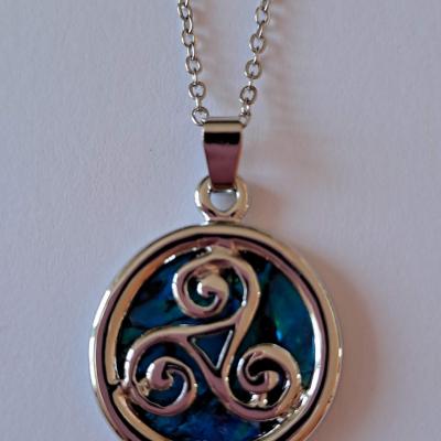 PENDENTIF CHAINE TRISKELL EN NACRE BLEUE