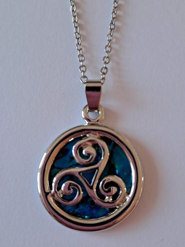 PENDENTIF CHAINE TRISKELL EN NACRE BLEUE